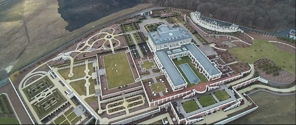 Советник Порошенко свел большое имение возле Феофании, - СМИ (ВИДЕО)