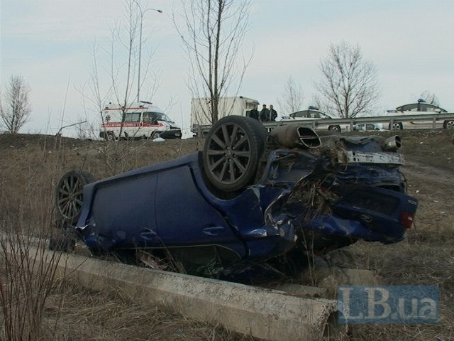 В Киеве Lexus снес остановку: погиб один человек
