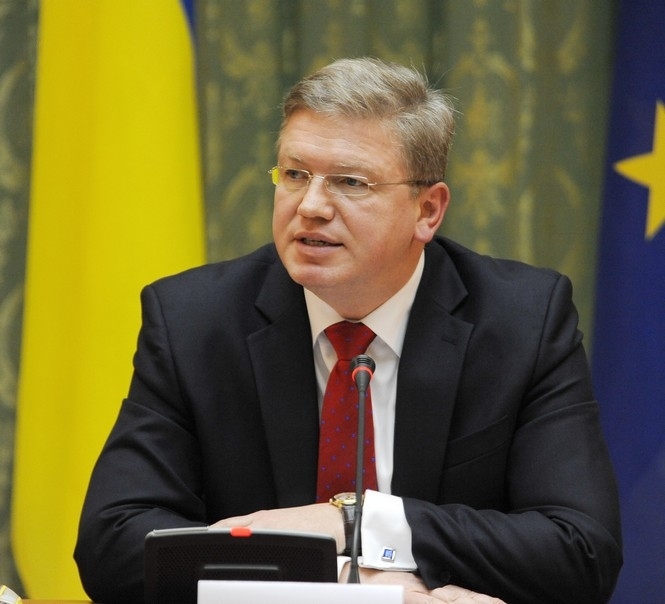 Фюле обсудит с украинской властью политические и экономические реформы