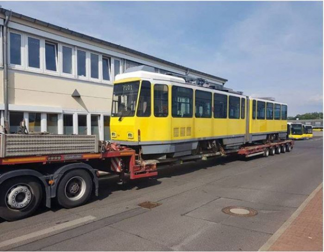 У Львів прибули перші вживані трамваї з Берліна