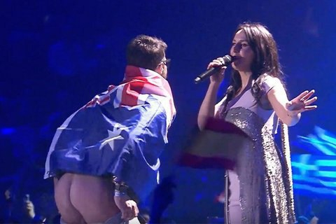 Против мужчины, который обнажил зад во время выступления Джамалы на Евровидении, возбудили дело, - ВИДЕО