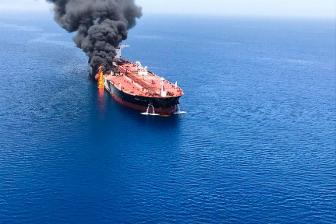 Біля узбережжя Ірану напали на два танкери, після чого нафта подорожчала на 4,5%