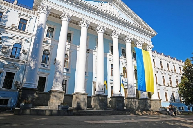 На здании Минобороны повесили флаг Украины, длиной 11 метров