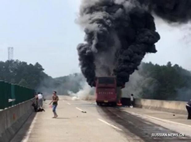 У Китаї 30 людей згоріли в туристичному автобусі 