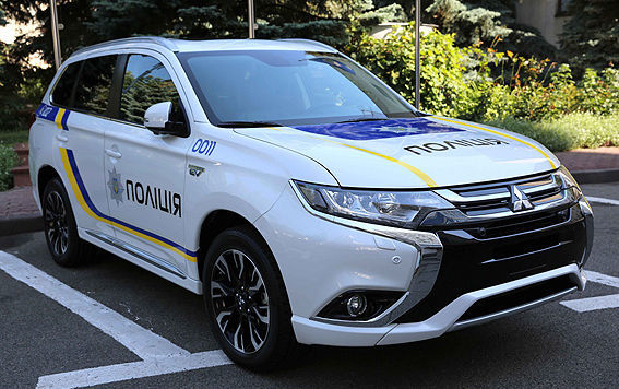 В Украину прибыла первая партия гибридных Mitsubishi для полицейских