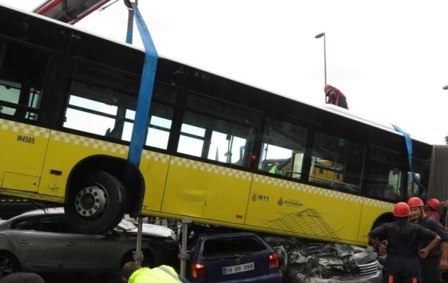 У Стамбулі автобус розчавив відразу кілька автомобілів: 11 людей травмовано
