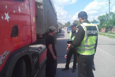 На Чернігівщині поліція затримала п'ять вантажівок з львівським сміттям