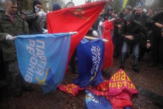Комуністи "повісили" Шухевича та Бандеру, а націоналісти спалили червоні прапори