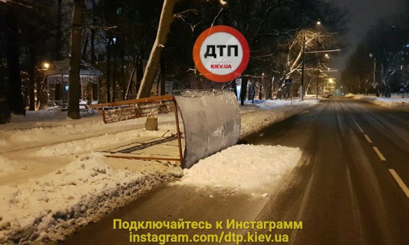 У Києві обвалилася зупинка громадського транспорту

