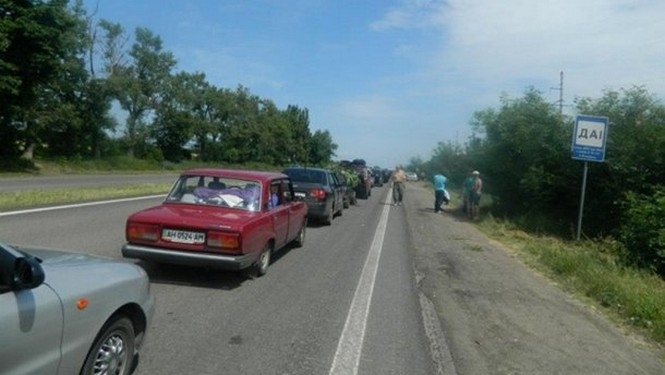 Донецьку відкрили проїзд на мирну територію: на трасах утворилися довжелезні черги