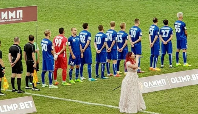 Украинский футболист отвернулся от флага России во время исполнения гимна перед матчем