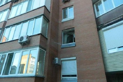 В Черноморске женщина выпала с шестого этажа многоэтажки и выжила