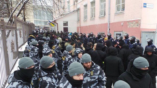 Майже всіх учасників бійки біля Солом'янського суду відпустили 