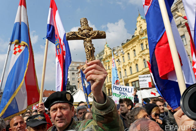 Тысячи хорватов вышли на протест против 