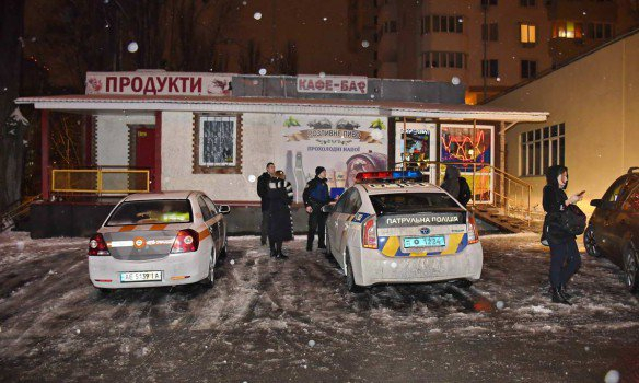 В Киеве мужчина расстрелял компанию возле бара из травматического пистолета, трое ранены