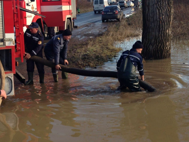 Закарпатську область накрила потужна злива, підтоплено вулиці 