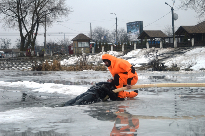 На Запорожье 3 детей провалились под лед и утонули