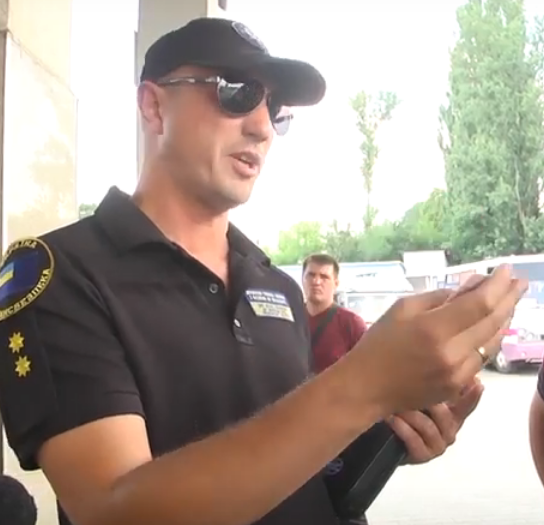 Водитель фуры провез инспектора Укртрансбезопасности пять километров на капоте