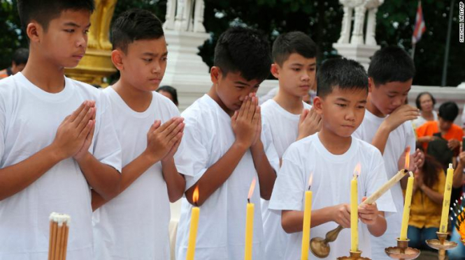 В Таиланде спасенные из затопленной пещеры футболисты будут 9 дней жить как монахи