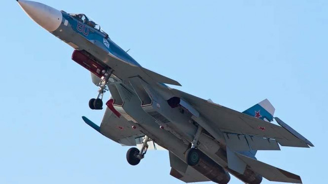 Українські оборонці знищили в Анапі палубний винищувач Су-33 та гелікоптер Мі-8