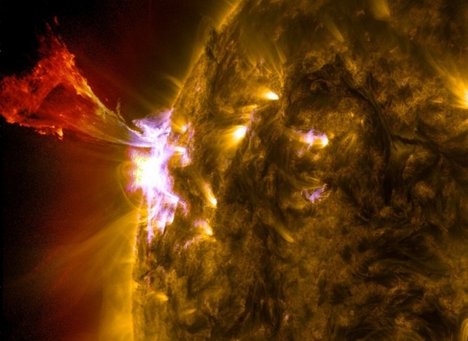 Сонце пробило діру в магнітному полі Землі