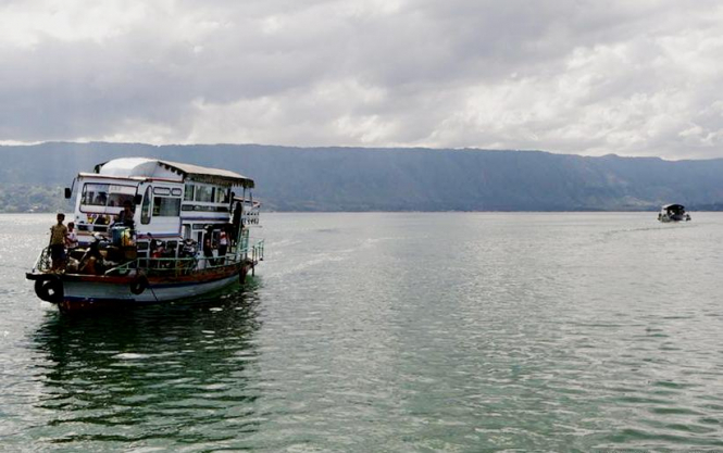 В індонезійському озері затонув пором із 80 пасажирами