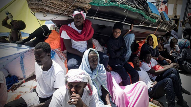 Испания согласилась принять судно с беженцами,которое не впустили Италия и Мальта