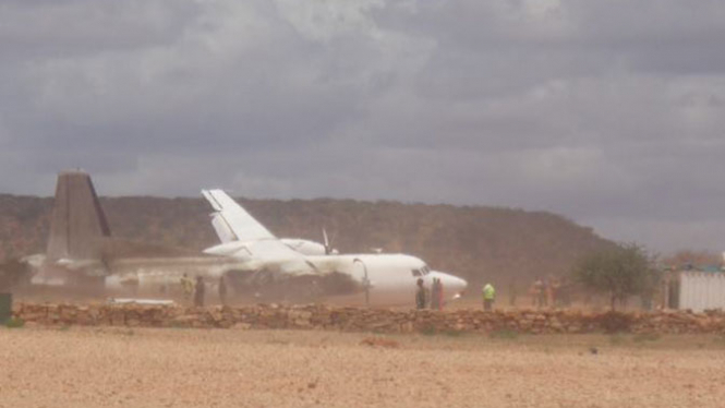 Самолет ООН с едой для голодающих детей приземлился на жилой дом в Сомали