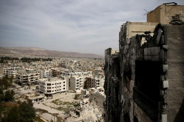 Более 1500 повстанцев с семьями выехали из разрушенного района Дамаска