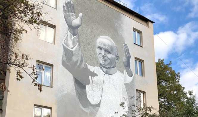 Будинок із зображенням Іоанна Павла II в Києві розмалювали свастиками та антипольськими написами