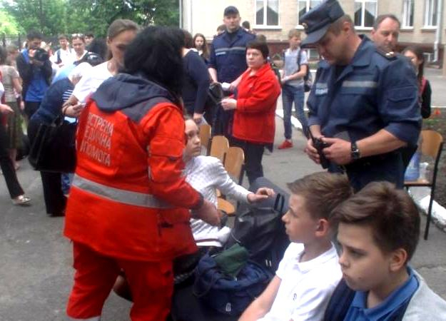 Спасатели не обнаружили опасных веществ в харьковской школе, с которой госпитализировали детей