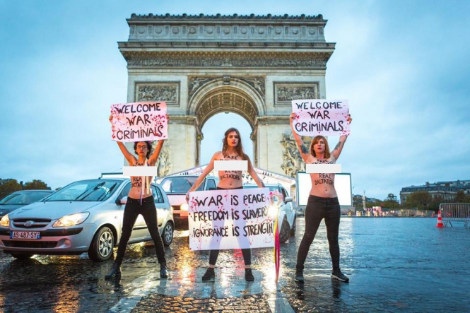 Femen оголилися біля Тріумфальної арки на знак протесту проти приїзду 