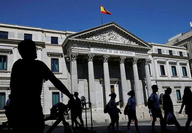 Испанский парламент будет голосовать относительно вотума недоверия правительству Рахоя