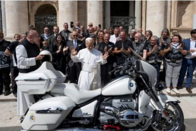Папа Римський продав ексклюзивний мотоцикл BMW