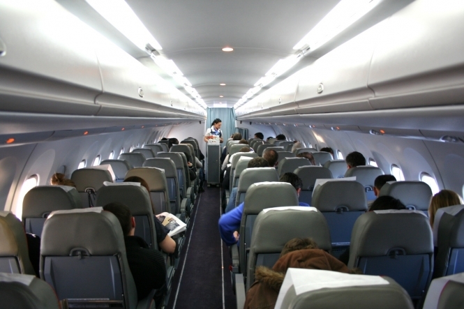 Росавіація заборонила пасажирам брати із собою на борт літака рідину