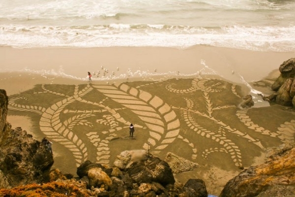 Пляжні малюнки на піску (фото, відео)
