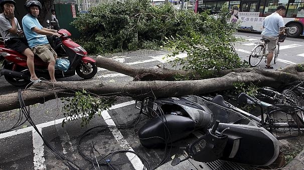 Тайфун “Дуцзюань” наробив лиха на Тайвані й переміщується до Китаю