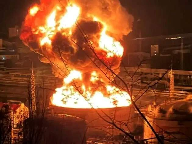 У росії після атаки дронів горить великий завод 