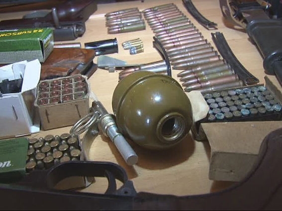 Правоохранители обнаружили арсенал оружия в Одессе с пистолетом, замаскированным под шариковую ручку, - видео