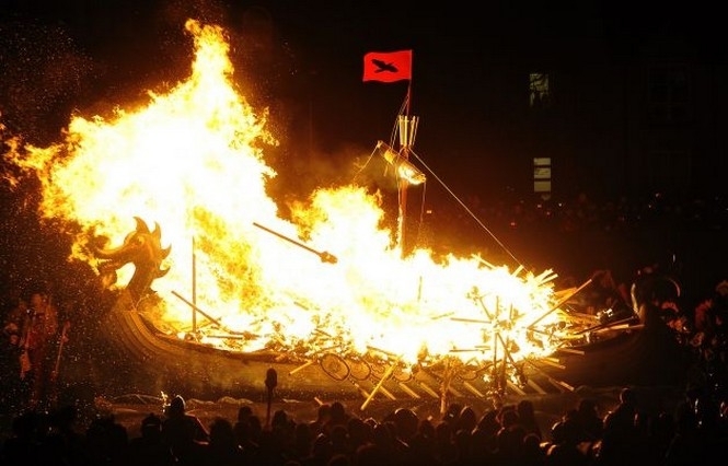 Шотландці на славу вікінгам спалили човен