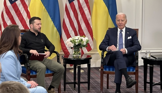 Байден попросив вибачення за затримку з постачанням зброї для України