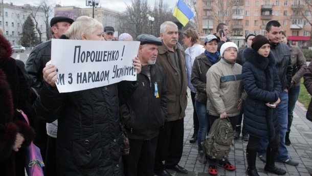 В Херсоне люди вышли на вече в поддержку блокады Крыма