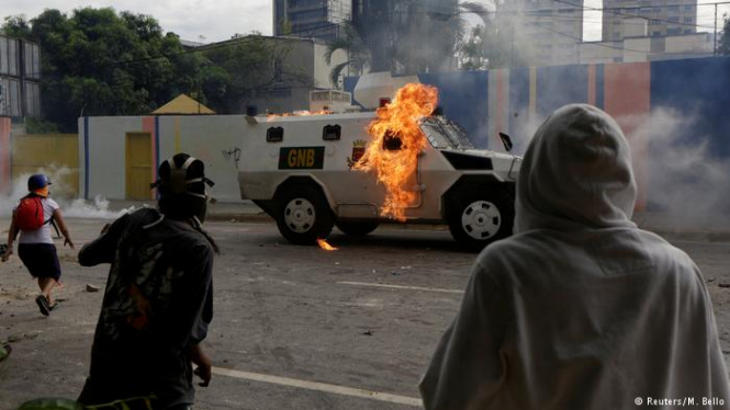 У Венесуелі БТР в'їхав у натовп протестувальників, - ВІДЕО