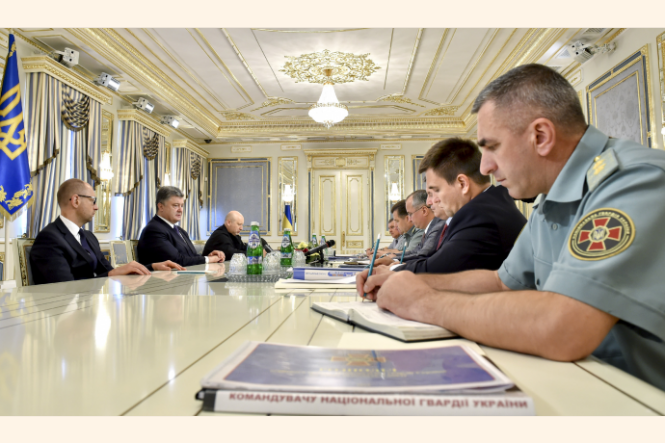 Порошенко проводить воєнний кабінет для узгодження плану посилення оборони на Донбасі
