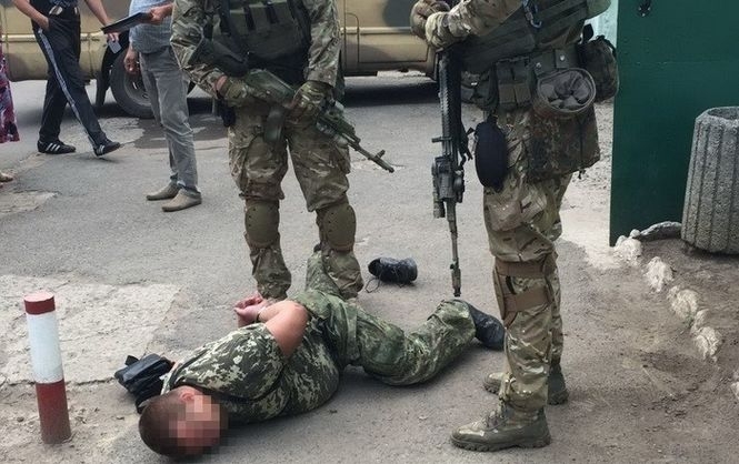СБУ затримала на хабарі майора Мар'їнського відділу поліції