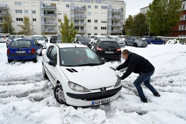 Францию ​​накрыли снегопады: 200000 домов без света