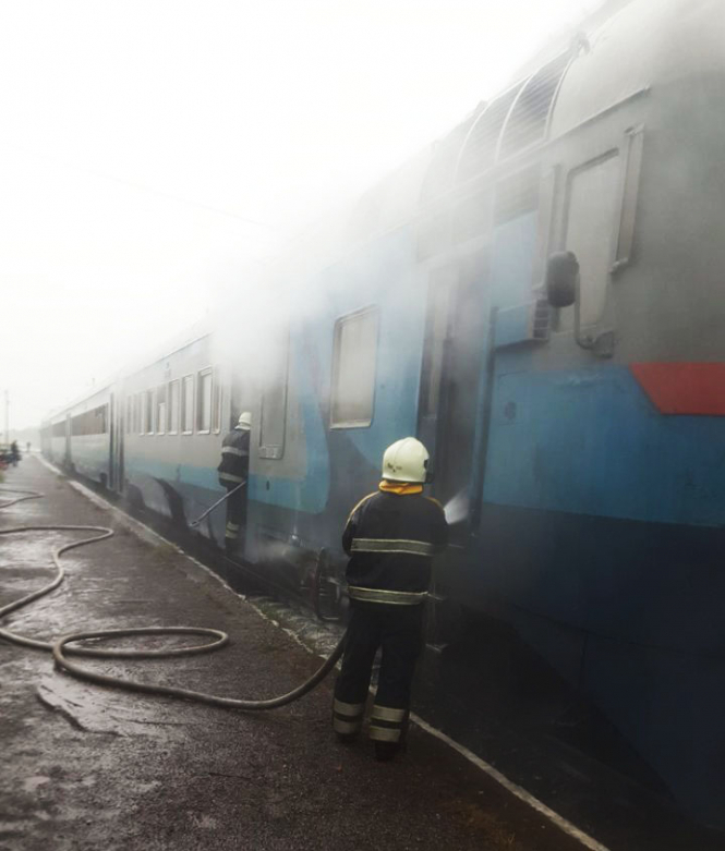 На Закарпатье загорелась электричка с пассажирами