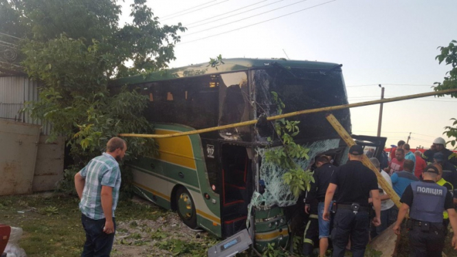 Моторошна ДТП під Чернівцями: мікроавтобус зіткнувся з туристичним автобусом