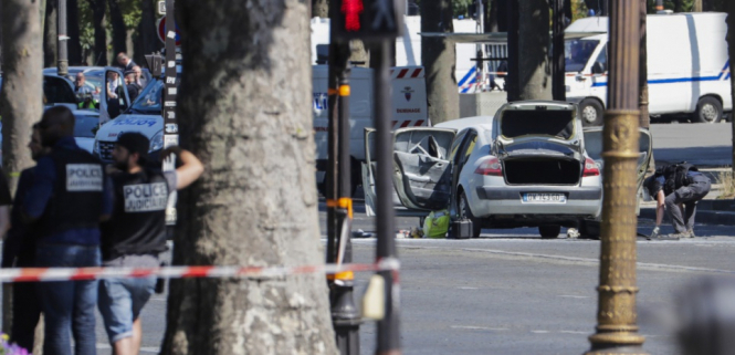 В Париже автомобиль въехал в полицейский фургон и взорвался