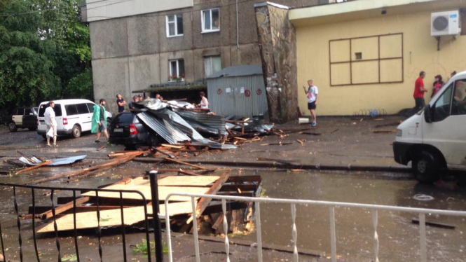 Во Львове во время мощной грозы оторвалась крыша одной из многоэтажек, - ФОТО, ВИДЕО